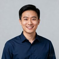 太平鸟电商总监王先生的职业头像，背景为浅灰色，他穿着深蓝色衬衫，面带微笑。